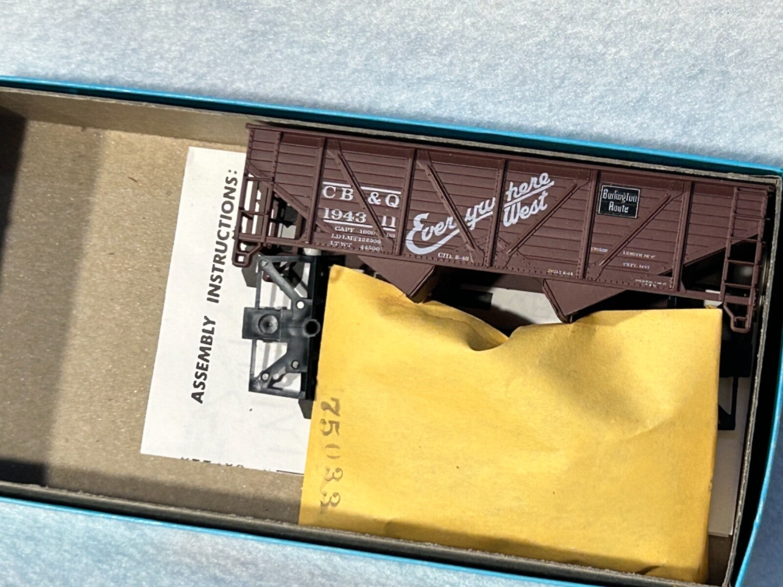 Cool Athearn Open 2-Bay  Hopper Kits Mixed Roads HO