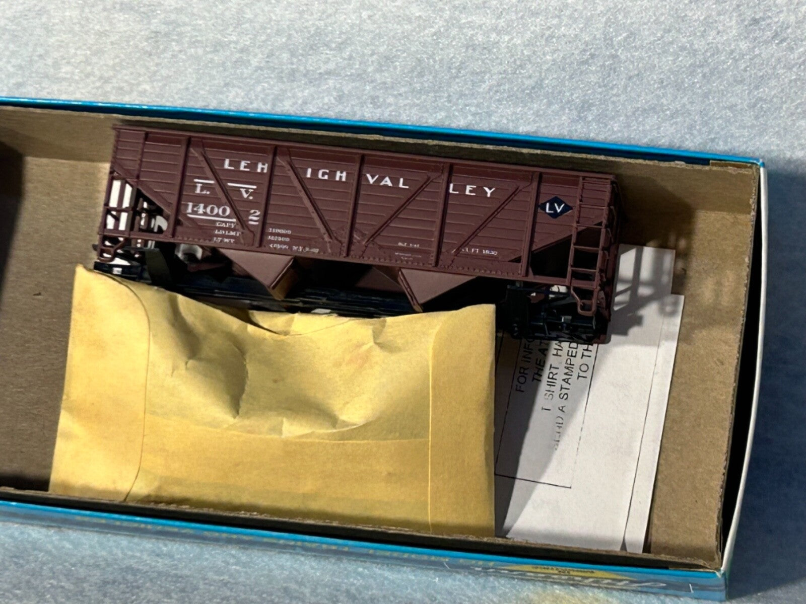 Cool Athearn Open 2-Bay  Hopper Kits Mixed Roads HO