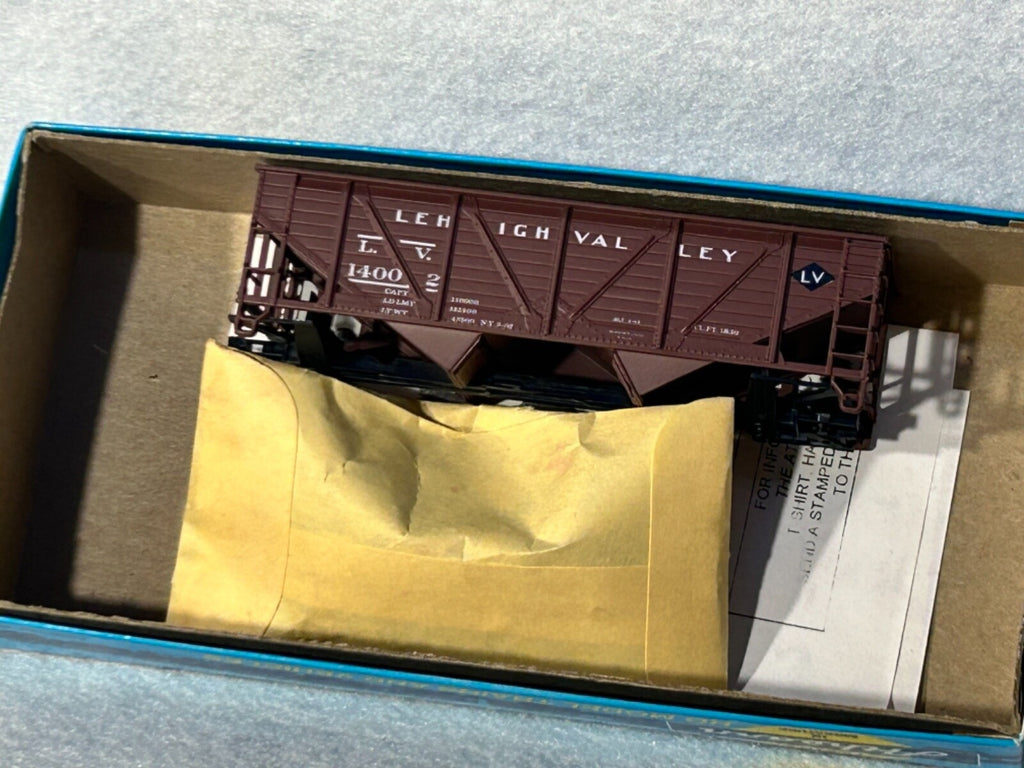 Cool Athearn Open 2-Bay  Hopper Kits Mixed Roads HO