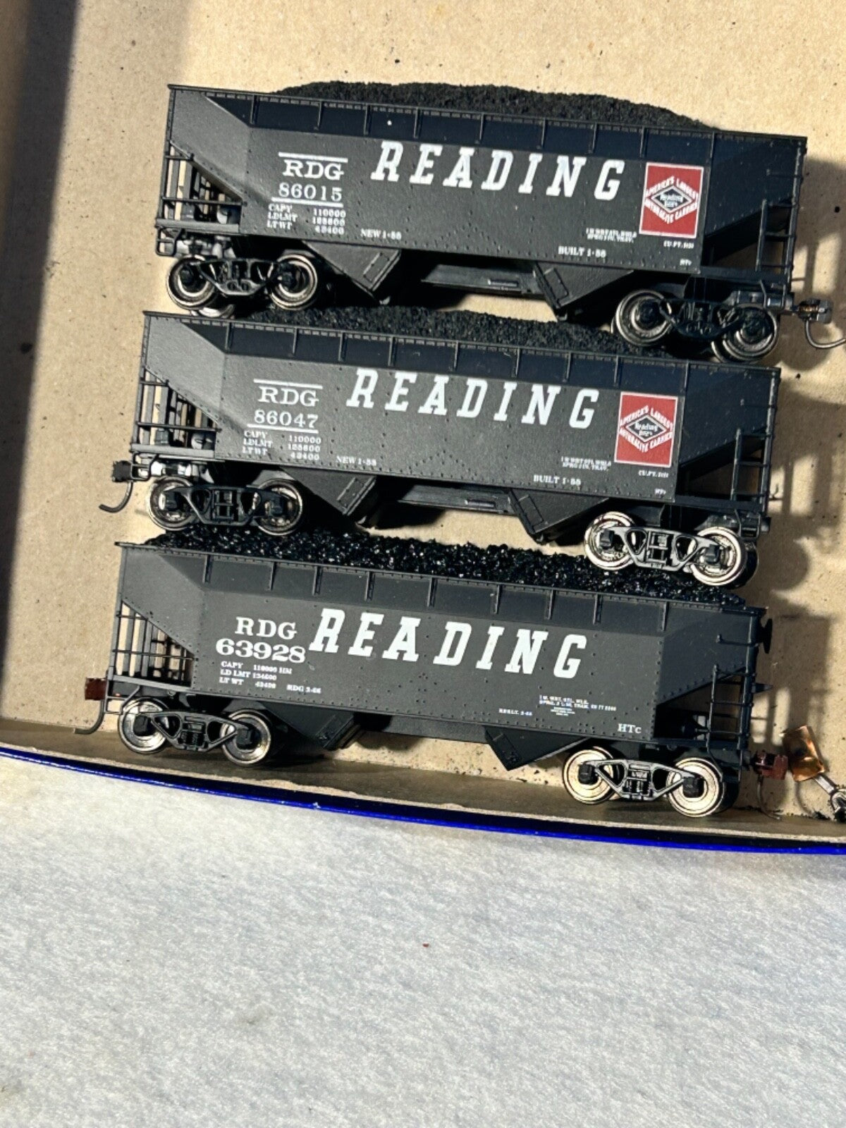 Cool Athearn Reading 2-Bay Hoppers/Coal Loads/K-Dee Couplers (PRICE/1 CAR)