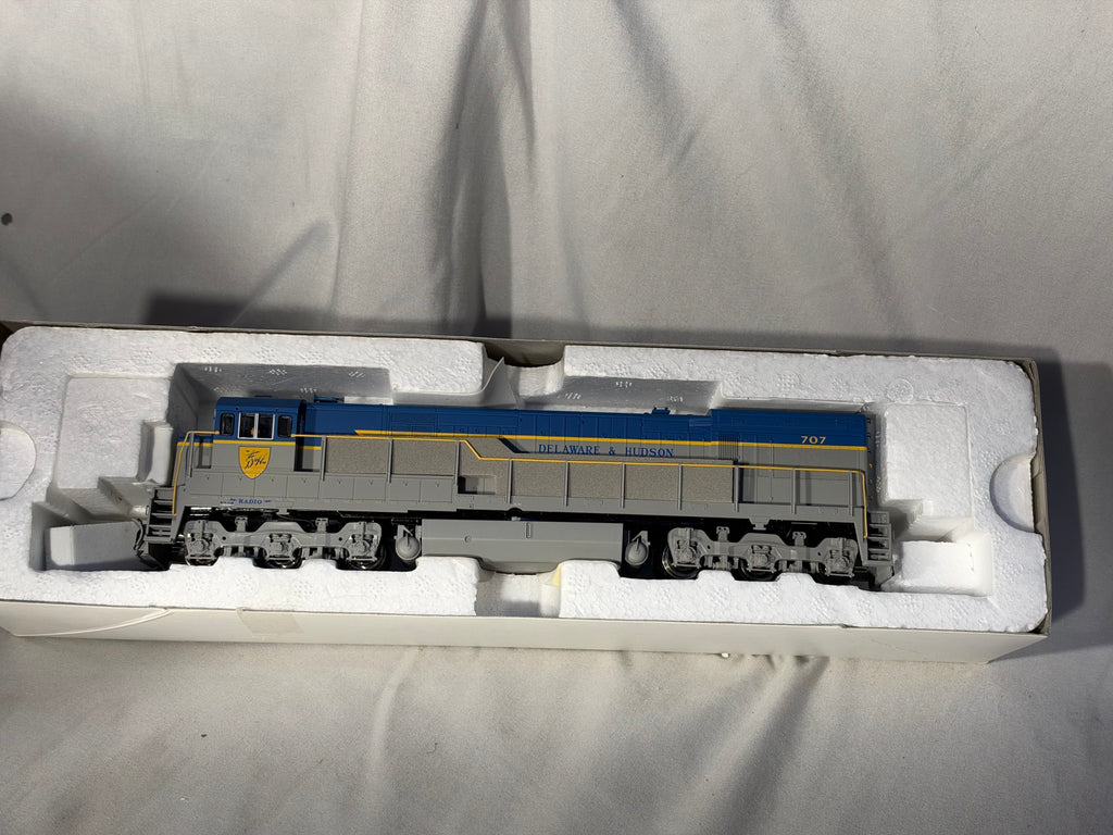 Beautiful ATLAS Silver Delaware & Hudson RR U-30-C Diesel Locomotive # 707 DCC Ready HO