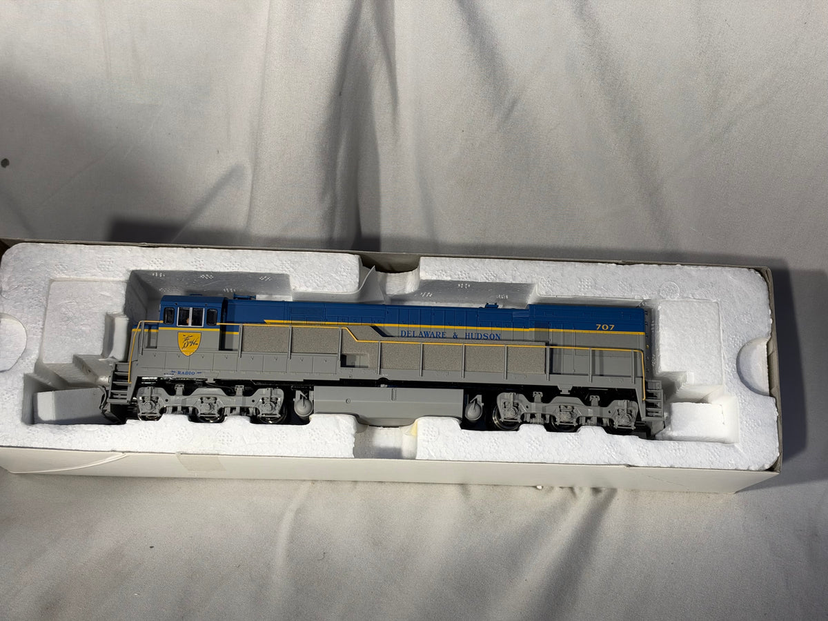 Beautiful ATLAS Silver Delaware & Hudson RR U-30-C Diesel Locomotive # 707 DCC Ready HO