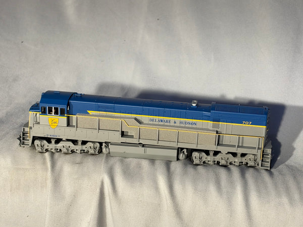 Beautiful ATLAS Silver Delaware & Hudson RR U-30-C Diesel Locomotive # 707 DCC Ready HO