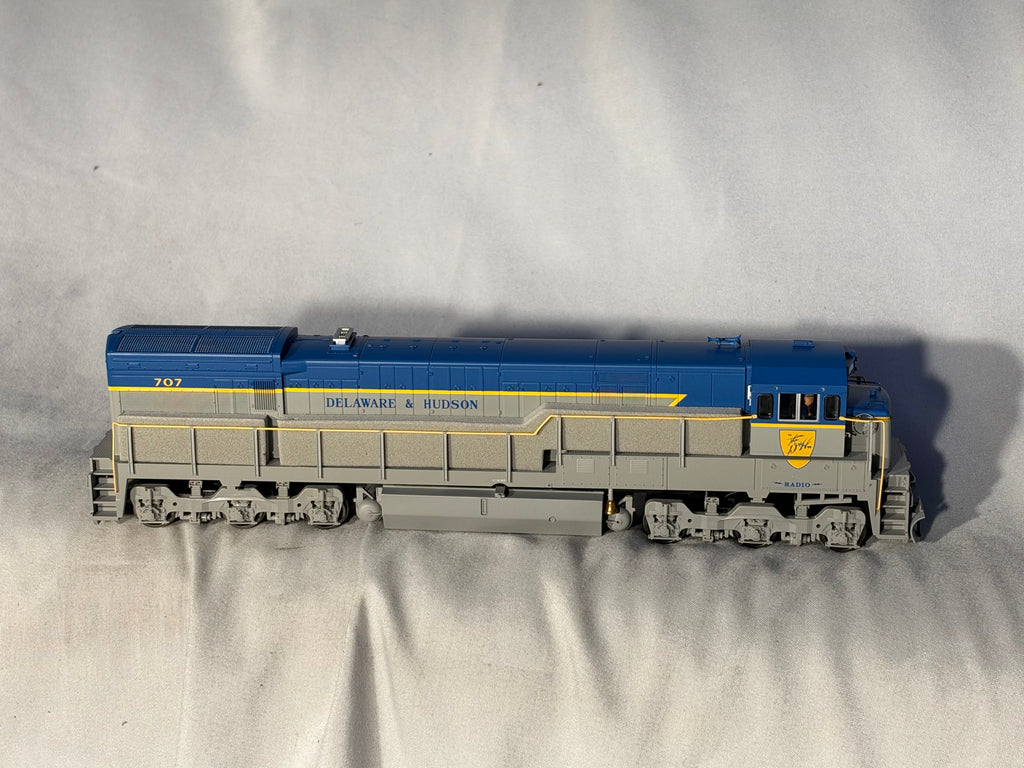 Beautiful ATLAS Silver Delaware & Hudson RR U-30-C Diesel Locomotive # 707 DCC Ready HO
