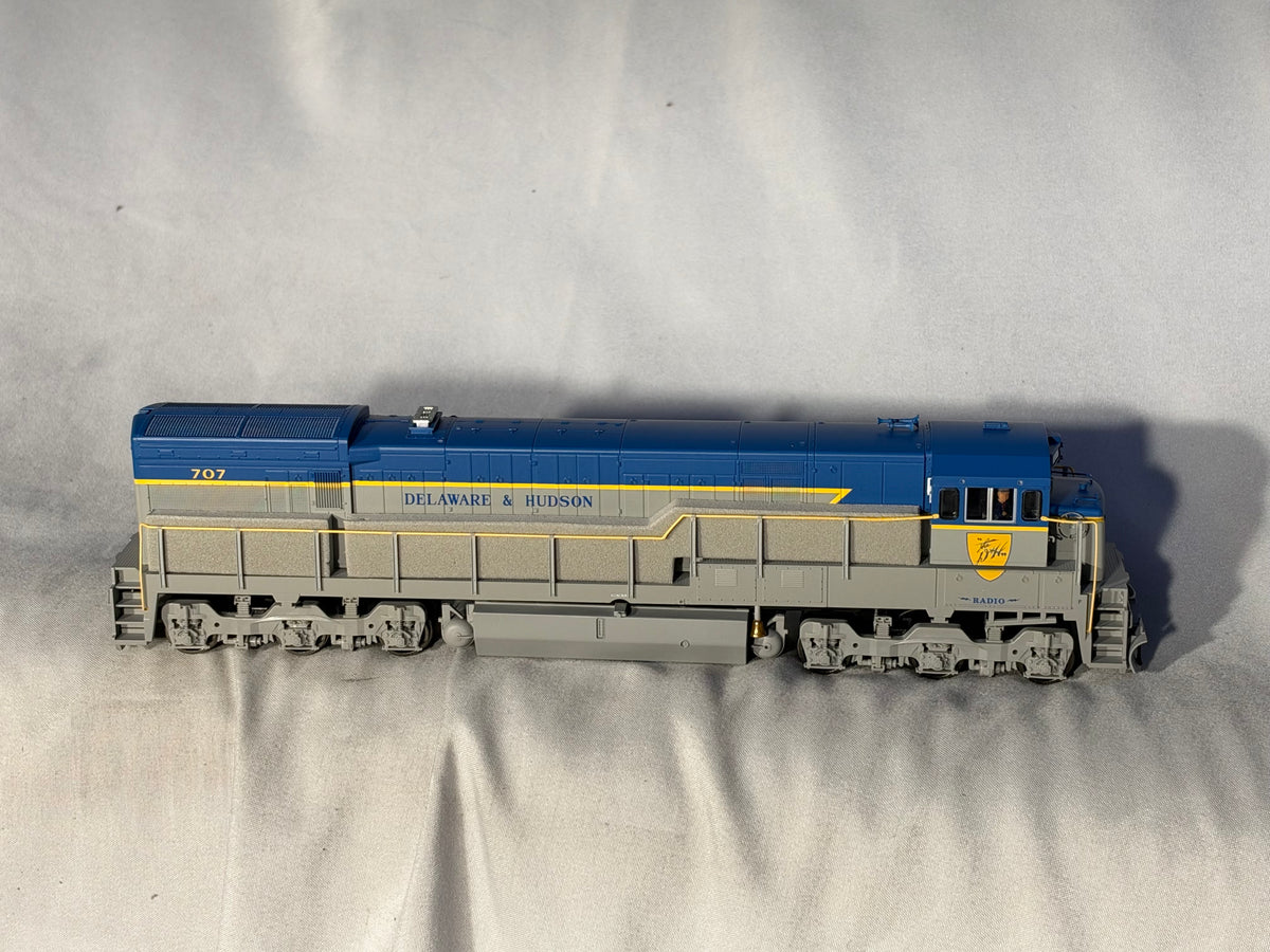 Beautiful ATLAS Silver Delaware & Hudson RR U-30-C Diesel Locomotive # 707 DCC Ready HO