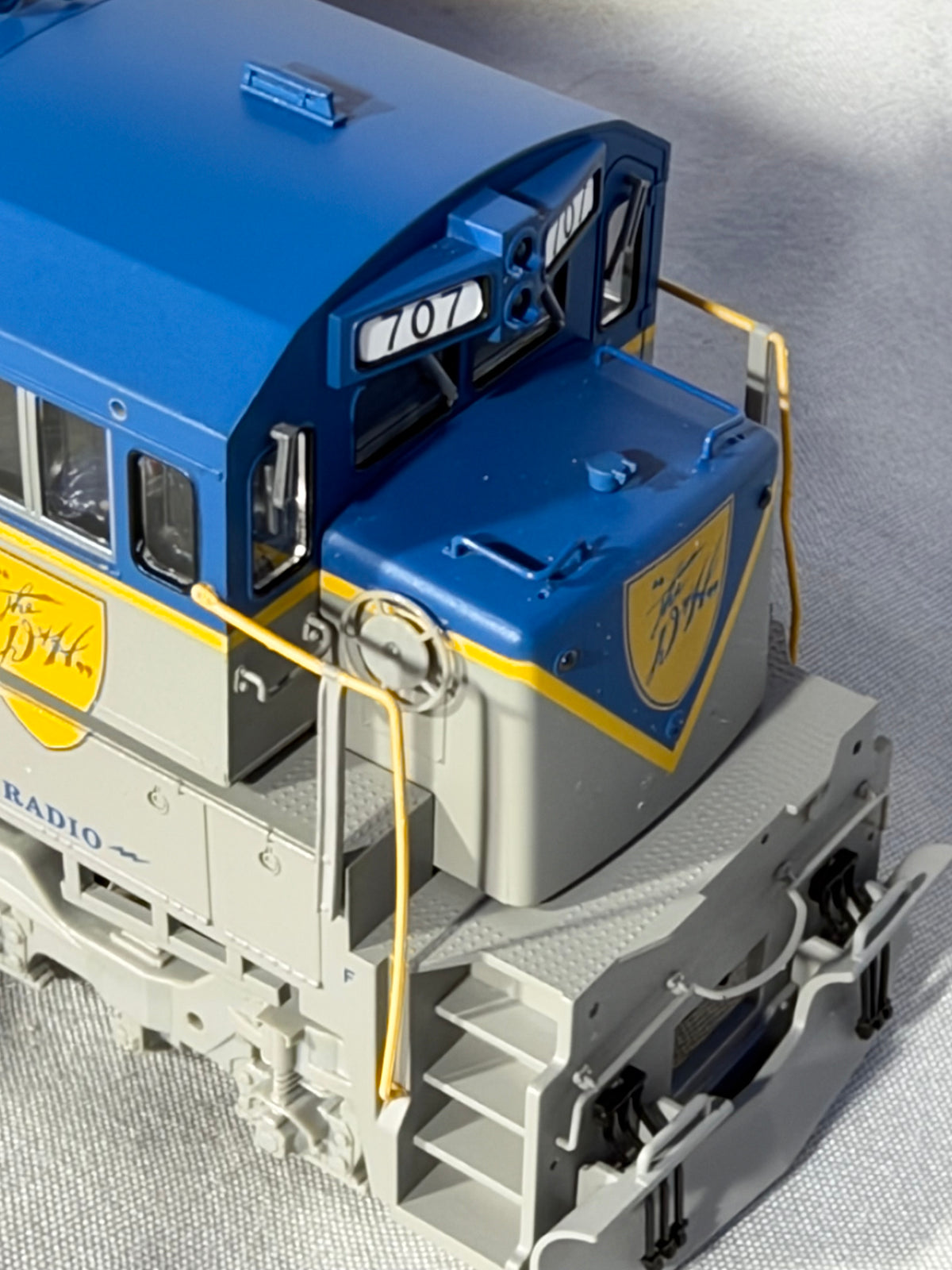 Beautiful ATLAS Silver Delaware & Hudson RR U-30-C Diesel Locomotive # 707 DCC Ready HO