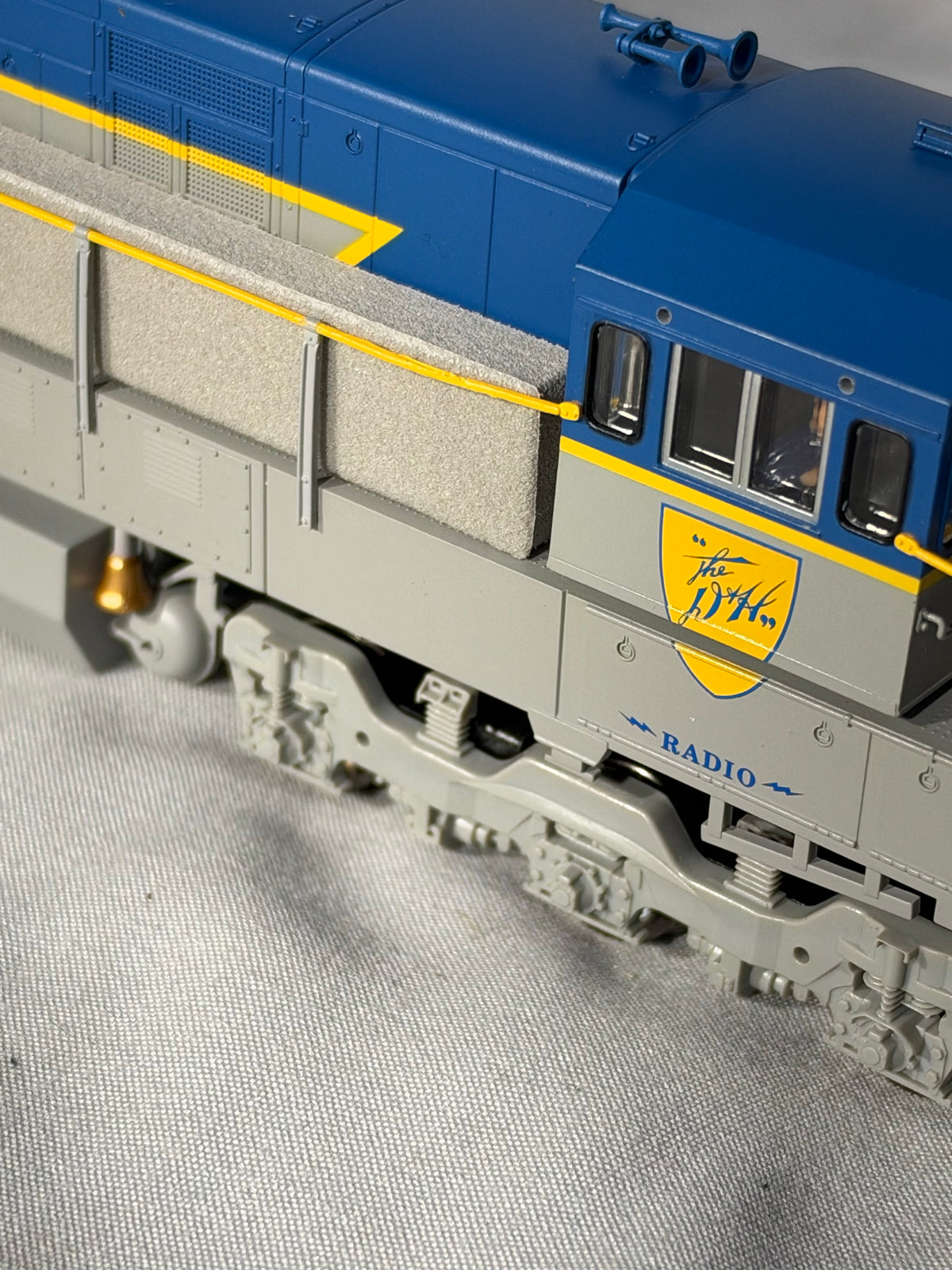 Beautiful ATLAS Silver Delaware & Hudson RR U-30-C Diesel Locomotive # 707 DCC Ready HO