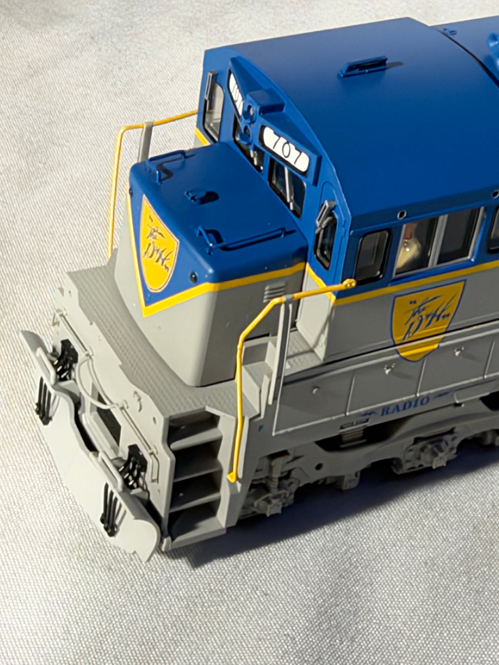 Beautiful ATLAS Silver Delaware & Hudson RR U-30-C Diesel Locomotive # 707 DCC Ready HO