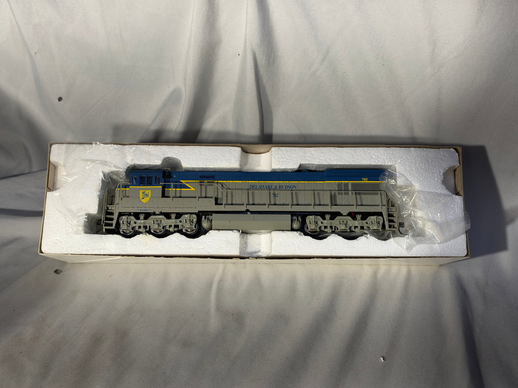 Cool ATLAS Delaware & Hudson RR U-33C Diesel Locomotive # 762 HO