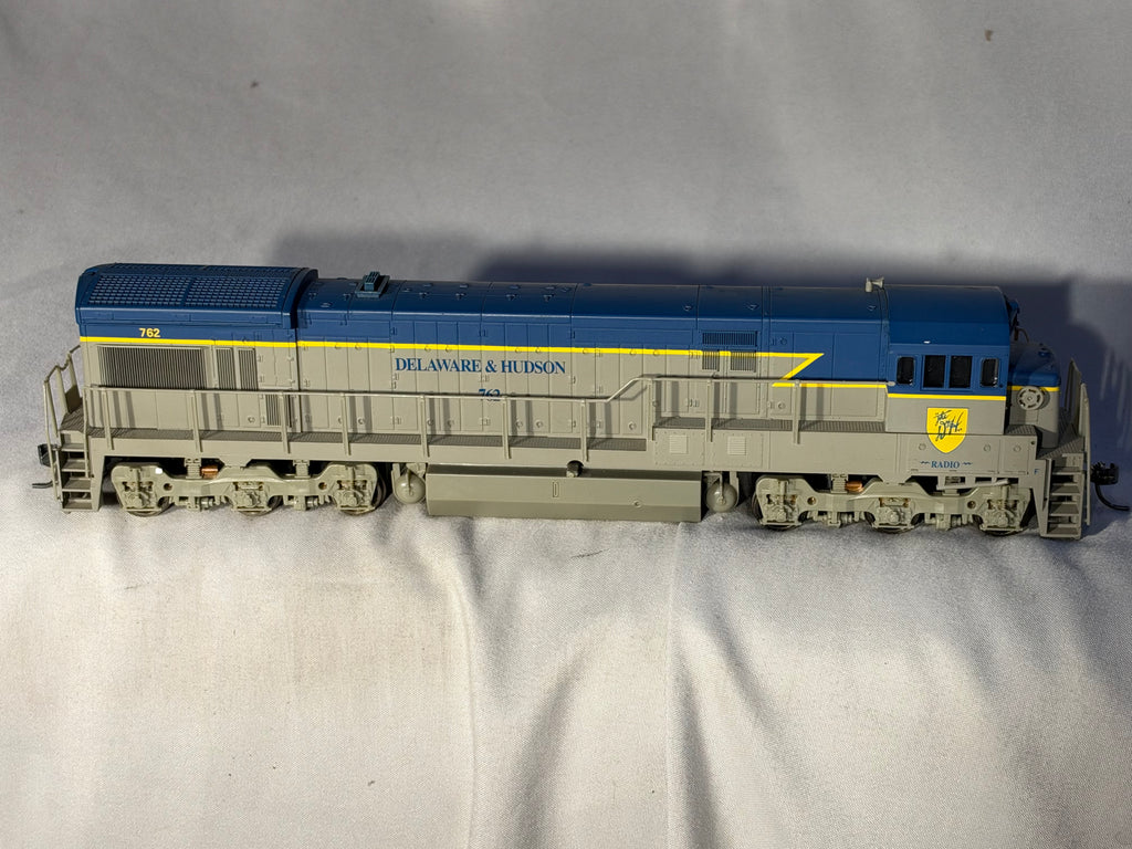 Cool ATLAS Delaware & Hudson RR U-33C Diesel Locomotive # 762 HO