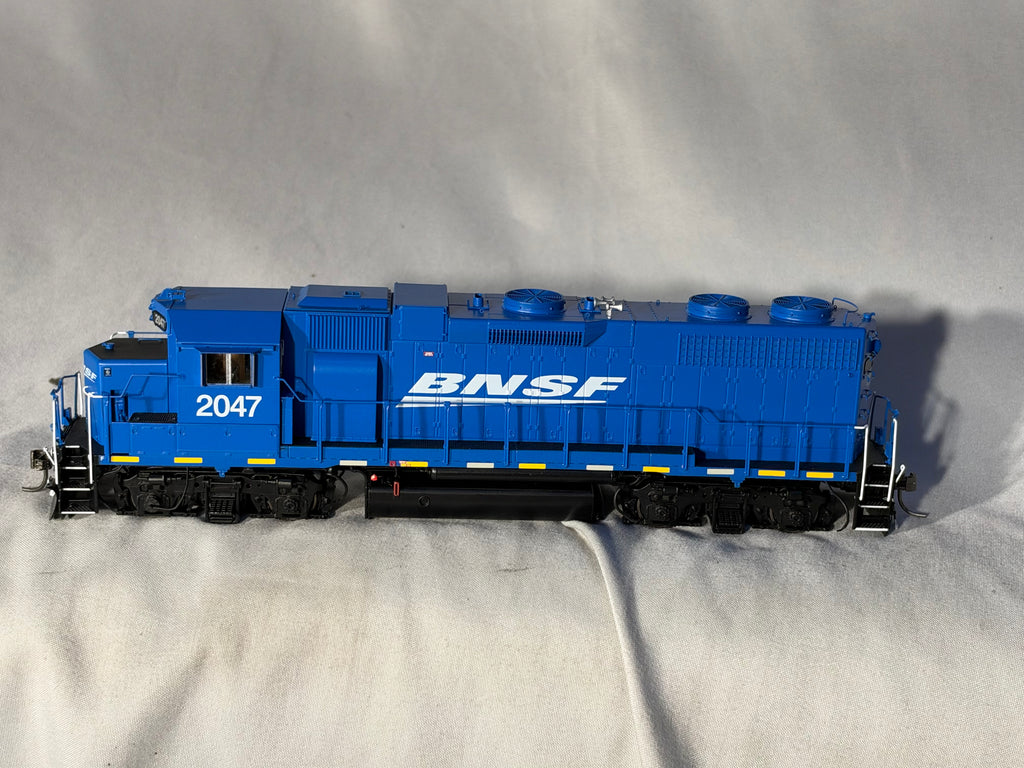 Unusual RAPIDO Burlington Northern Santa Fe RR GP-38 Locomotive #2047 DCC Ready HO