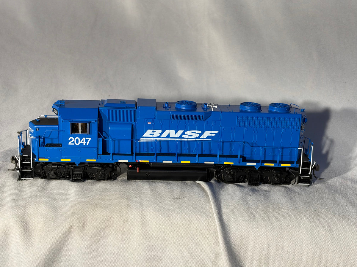 Unusual RAPIDO Burlington Northern Santa Fe RR GP-38 Locomotive #2047 DCC Ready HO