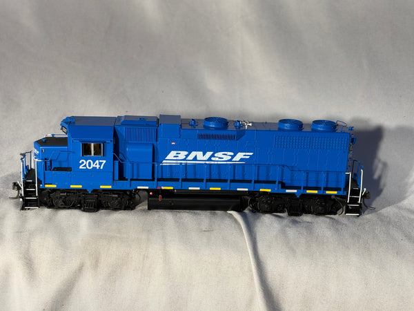 Unusual RAPIDO Burlington Northern Santa Fe RR GP-38 Locomotive #2047 DCC Ready HO