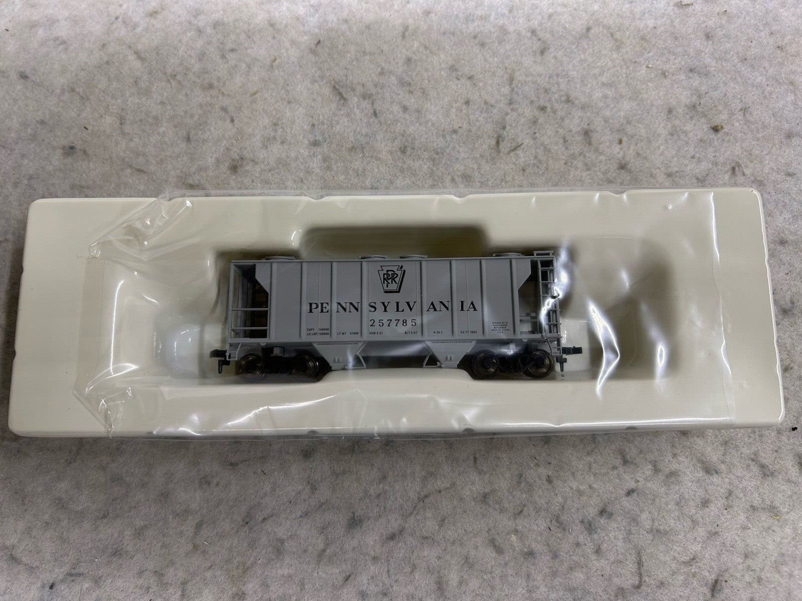 Nice Atlas Pennsy 2-Bay Covered Hopper Cars HO