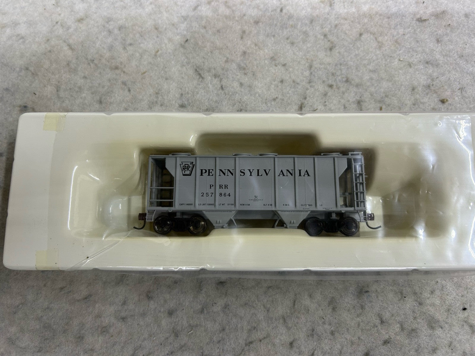 Nice Atlas Pennsy 2-Bay Covered Hopper Cars HO